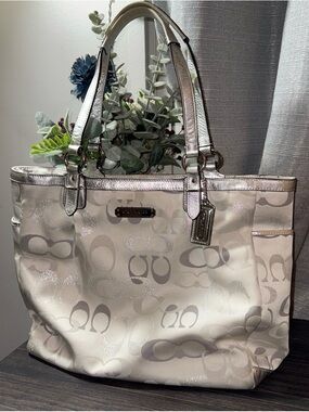 Vintage Coach Gallery Optic Signature Tote in Silver with Hang Tag